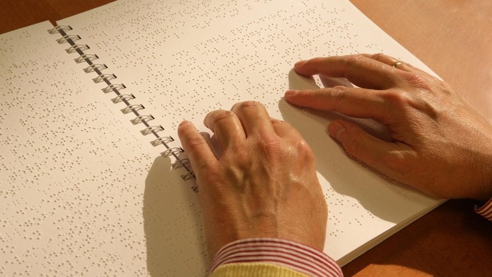 Una persona leyendo braille. JAVIER REGUEROS (ONCE)