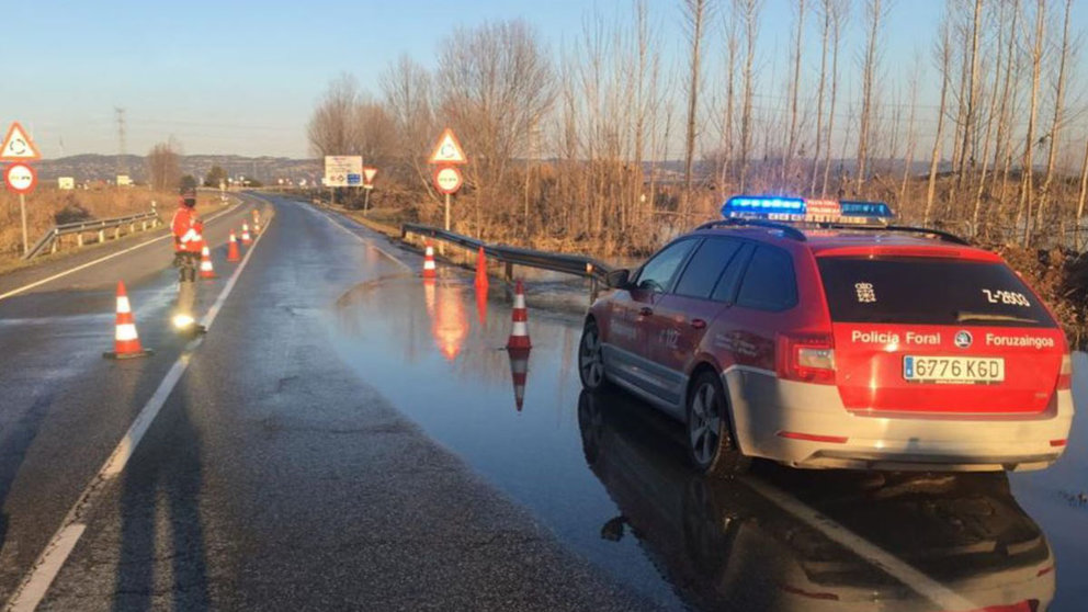 Reabierta la N-113 en Castejón tras el desbordamiento del río Ebro POLICÍA FORAL