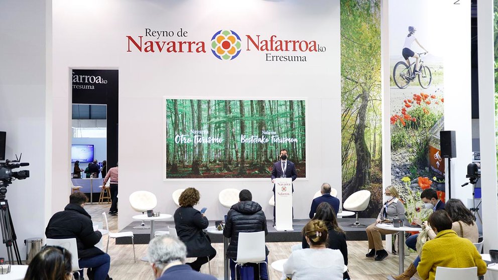 El consejero Irujo en la inauguración del stand de Navarra en FITUR 2022. GOBIERNO DE NAVARRA