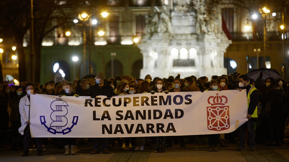 Concentración convocada por el Sindicato Médico de Navarra bajo el lema 'Recuperemos la Sanidad Navarra' en el Paseo Sarasate de Pamplona. IÑIGO ALZUGARAY