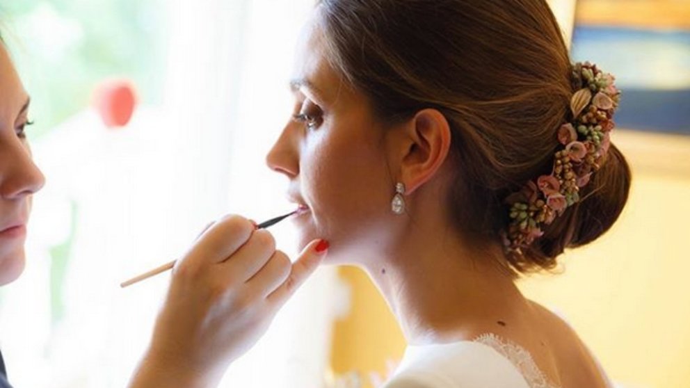 La maquilladora Verónica Artés arreglando a una novia. MAKEUPVARTIZ.COM