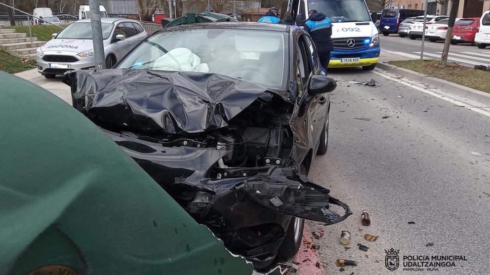 Accidente en Pamplona donde un conductor sin carnet ha colisionado contra un coche y contenedores. POLICÍA MUNICIPAL DE PAMPLONA