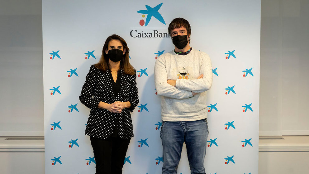 La directora territorial Ebro de CaixaBank, Isabel Moreno, y el presidente de la Asociación de Comerciantes de Navarra, Iñaki Úcar. CAIXABANK