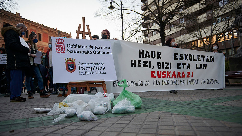 Protesta por la distribución del modelo lingüístico en euskera de las escuelas infantiles de Pamplona. PABLO LASAOSA
