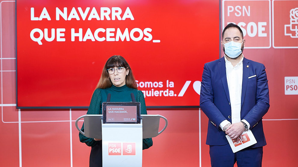 Maite Esporrín y Ramón Alzórriz ofrecen una rueda de prensa en la sede del PSN. PABLO LASAOSA