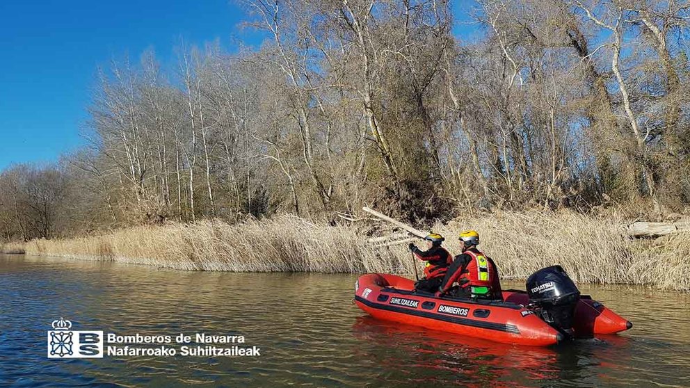 Bomberos de Navarra realizan labores de búsqueda en el río para encontrar al hombre de 72 años desaparecido en Sangüesa. BOMBEROS DE NAVARRA