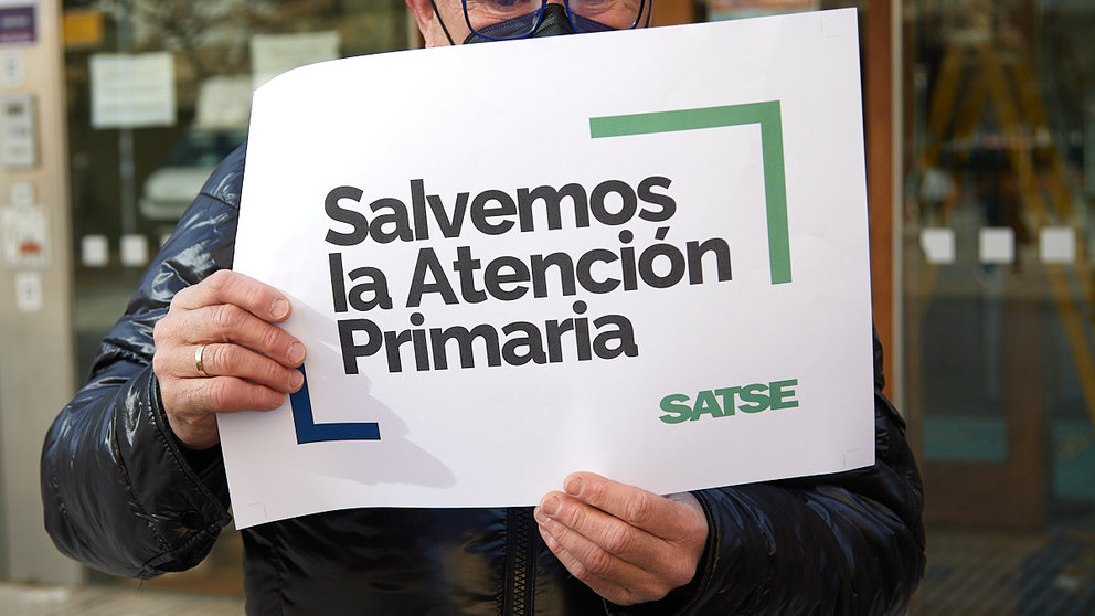 Concentración en el Centro de Salud San Juan convocada por SATSE para denunciar la "grave situación de deterioro y precariedad que sufre la Atención Primaria". IÑIGO ALZUGARAY