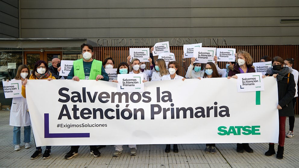 Concentración en el Centro de Salud San Juan convocada por SATSE para denunciar la "grave situación de deterioro y precariedad que sufre la Atención Primaria". IÑIGO ALZUGARAY