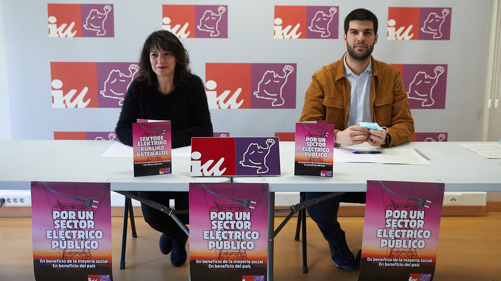 El coordinador general de Izquierda Unida de Navarra, Carlos Guzmán, y la secretaria de Organización, Mª Eugenia San Martín, presentan una campaña en su sede de Pamplona. IÑIGO ALZUGARAY