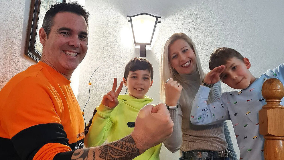 Asier Barriga posa con sus padres y su hermano, tras superar una leucemia. CEDIDA