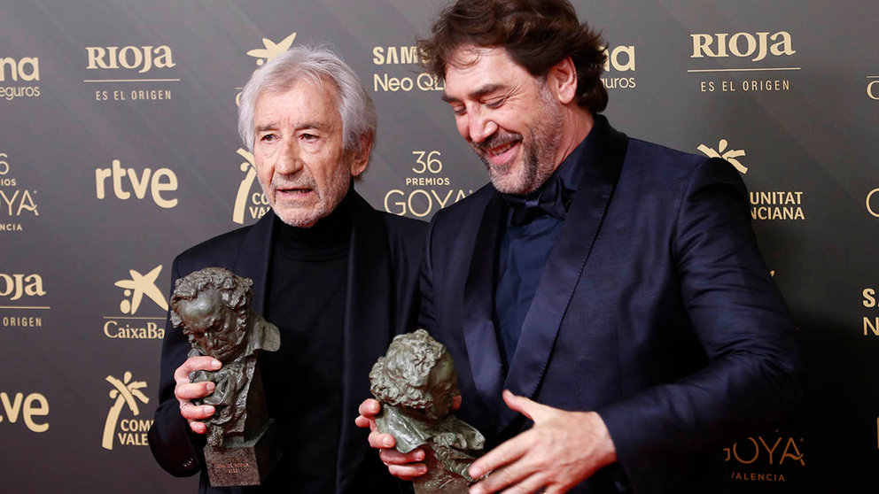 José Sacristán y Javier Bardem posan con sus premios Goya en el photocall de la 36ª gala de los Premios Goya. Javier Ramírez / Europa Press