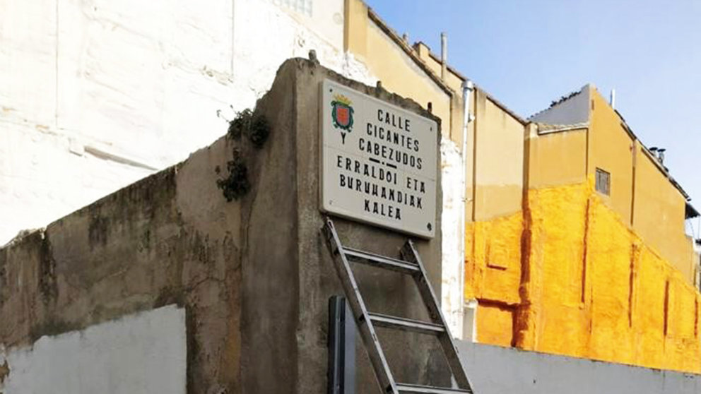 Placa recién colocada de la calle Gigantes y Cabezudos de Estella. Ayuntamiento de Estella.