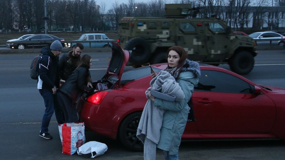 Una familia intenta huir de Kiev. STRINGER / SPUTNIK / CONTACTOPHOTO