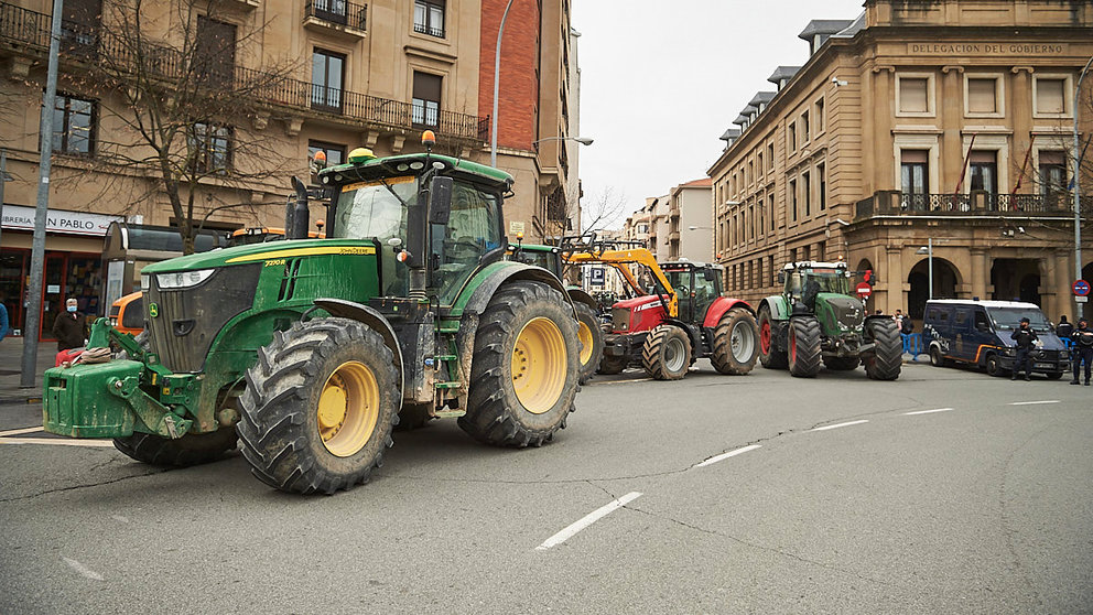 Cientos de tractores recorren el centro de Pamplona en una manifestación convocada por UAGN, UCAN y EHNE. PABLO LASAOSA