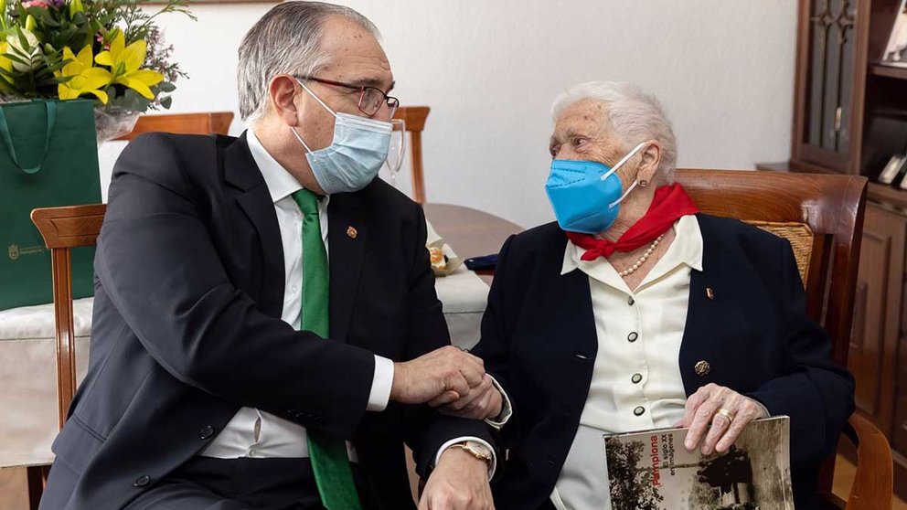 El alcalde de Pamplona visita a Ángela Eraso Laquidáin en el día de su 100 cumpleaños