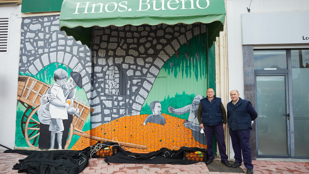 Inauguración del mural realizado por alumnado del Centro Integrado María Ana Sanz junto con la asociación de comerciantes Latxan, que cuenta la historia de la frutería "Frutas Hnos. Bueno" en el barrio de la Chantrea. IÑIGO ALZUGARAY