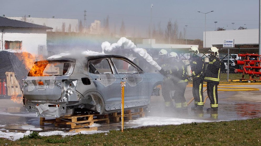 Extinción de un vehículo en un curso de bomberos. VOLKSWAGEN NAVARRA