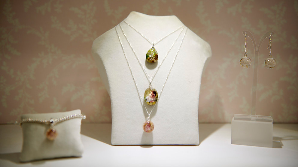 Las joyas de Maramor combinan flores naturales y resina ecológica. IRANZU LARRASOAÑA