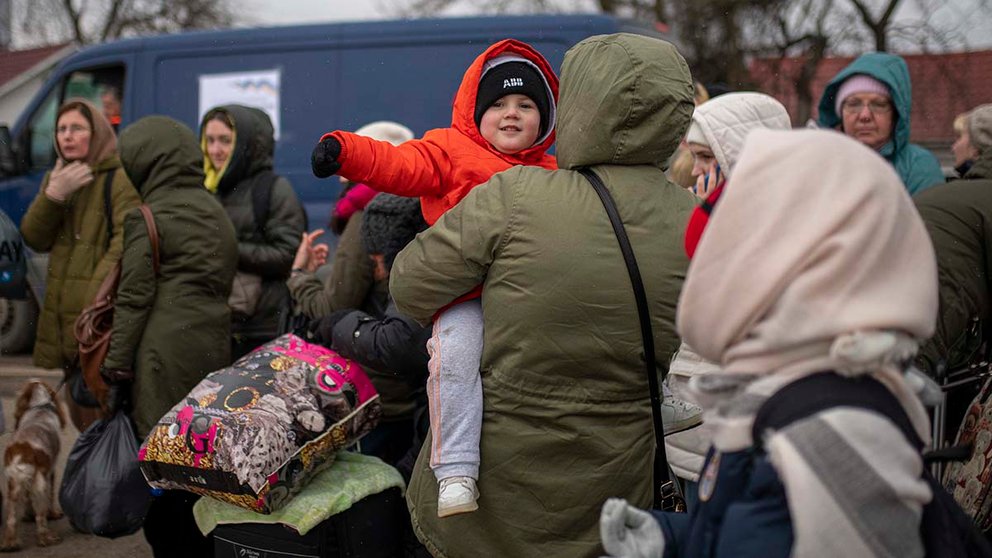 Varias personas y niños, esperan para cruzar a Rumanía, en el paso fronterizo de Porubne, a 5 de marzo de 2022, en el oeste de Ucrania.Lorena Sopêna / Europa Press
