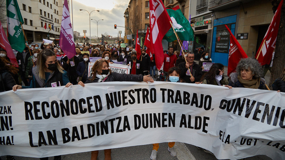 Los sindicatos ELA, UGT, CCOO y LAB se manifiestan dentro de una nueva jornada de huelga en el sector de residencias de ancianos de Navarra. IÑIGO ALZUGARAY