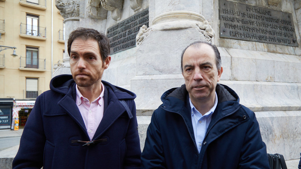 Los diputados Carlos García Adanero y Sergio Sayas ofrecen una rueda de prensa sobre una plataforma cívica tras su expulsión temporal de UPN. IÑIGO ALZUGARAY
