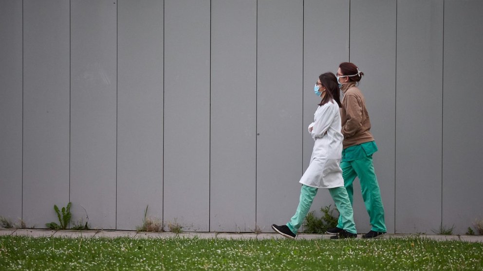 Varios sanitarios caminan por el Hospital Universitario de Navarra. Eduardo Sanz/Europa Press