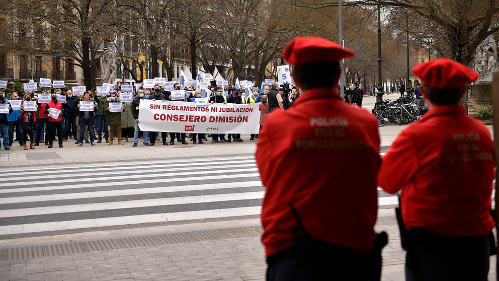 Concentración de policías forales para protestar por la "inacción" de la consejería de Interior en el desarrollo reglamentario de la ley 23/2018 de Policías de Navarra. PABLO LASAOSA