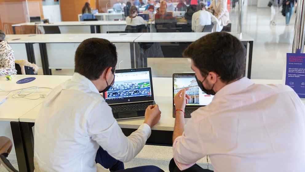 Alumnos de la Universidad de Navarra participando en la feria de empleo. El formato virtual permite conectar a los estudiantes y al mundo empresarial desde cualquier lugar del mundo. UNAV
