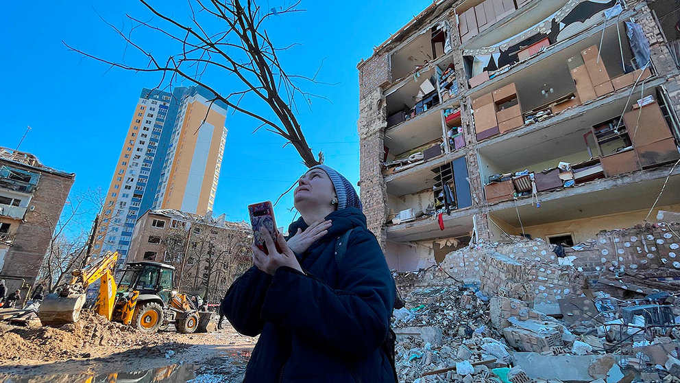 Una mujer llora en Kiev delante de un edificio destruido por los ataques rusos. Photo: Daniel Ceng Shou-Yi/ZUMA Press Wire/dpa