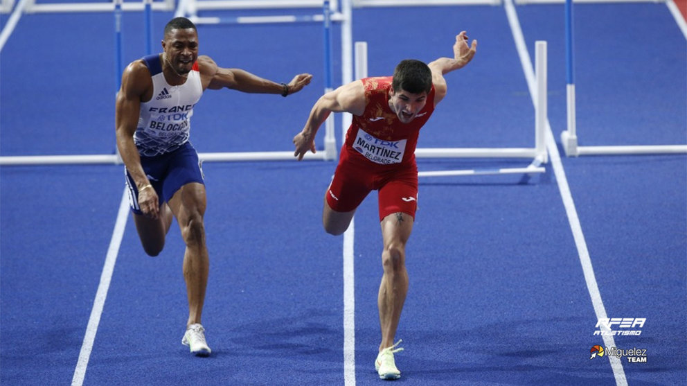 Asier Martínez, a la derecha, en la final de los 60 metros vallas del Mundial de Belgrado. RFEA.