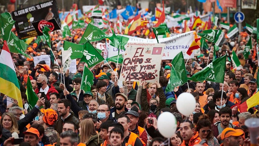 Miles de personas participan en la manifestación en defensa del mundo rural este domingo en Madrid. EFE/Luca Piergiovanni