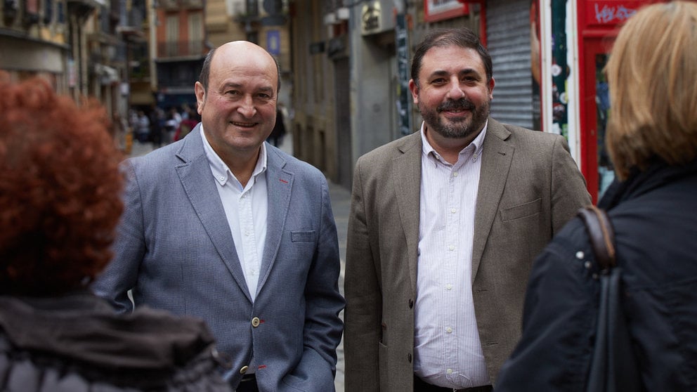 El presidente del PNV en Navarra, Unai Hualde, y el presidente del PNV, Andoni Ortuzar, momentos antes de participar en una reunión del Euzkadi Buru Batzar (EBB) en Pamplona. IÑIGO ALZUGARAY