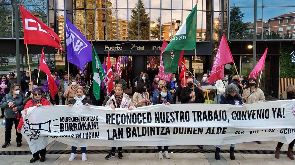 Concentración de los sindicatos ELA, UGT, LAB y CCOO con motivo de una nueva jornada de huelga en el sector de residencias en Navarra. UGT
