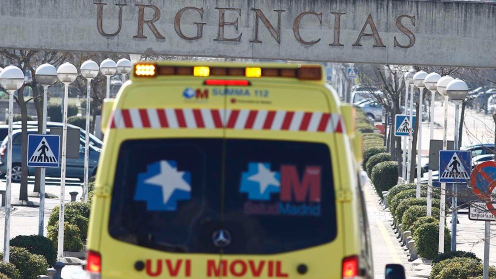 Cartel de Urgencias y una ambulancia del SUMMA 112 en Madrid. EUROPA PRESS