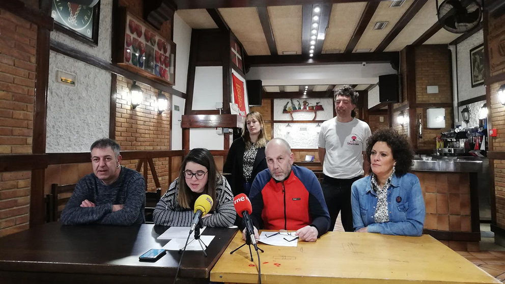 Rueda de prensa de la Federación de Peñas de Pamplona y diversos colectivos sobre la mesa de San Fermín. EUROPA PRESS