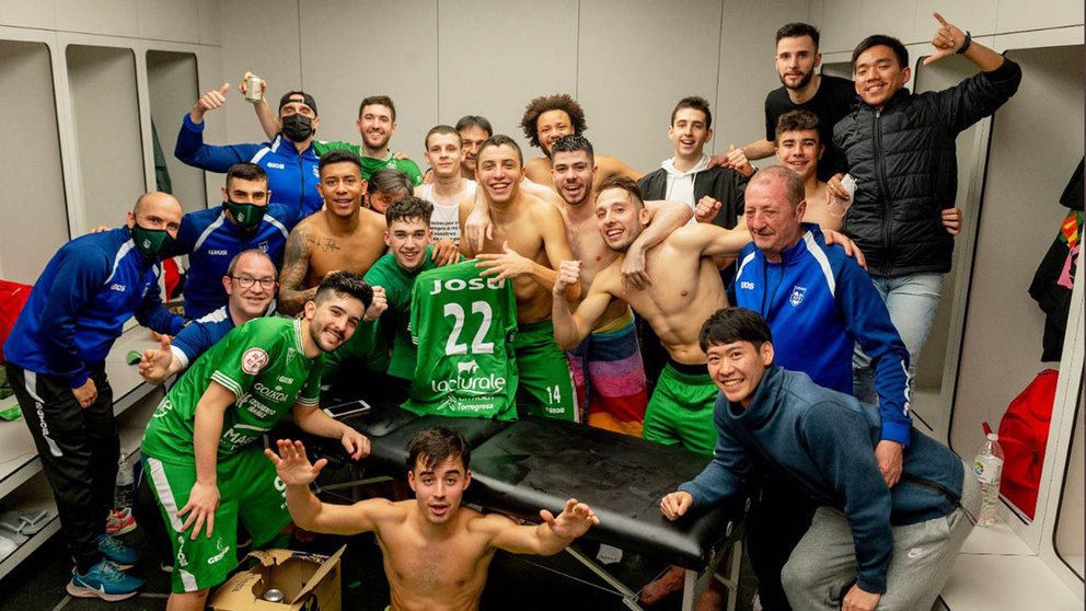 Los jugadores de Osasuna Xota celebran la victoria sobre el Córdoba FS en el vestuario del Anaitasuna. @CDXOTA