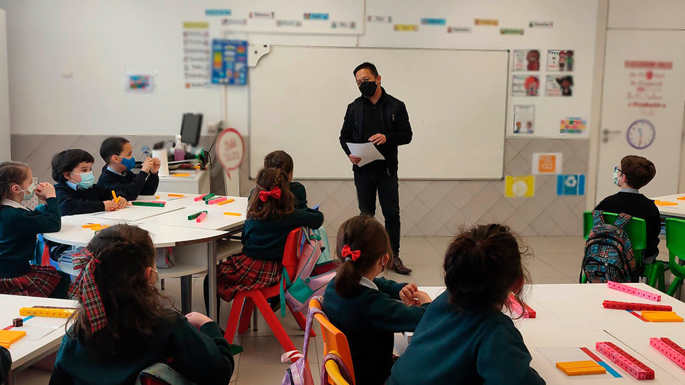 El profesor Yeap Ban Har durante un momento de su clase de matemáticas con alumnos de Miravalles-El Redín de Pamplona. CEDIDA
