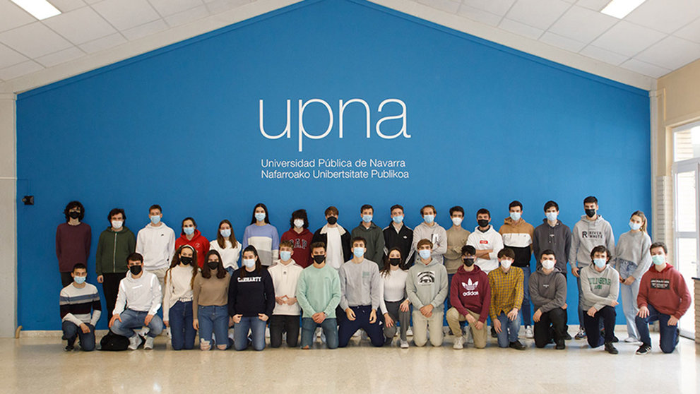 Imagen de grupo de los participantes en la Olimpiada de Física celebrada en la UPNA.