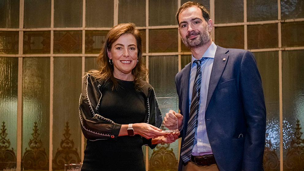 Iñigo Liberal recibe el premio “Felsen Award” en la gala de la 16.ª Conferencia Europea de la EurAAP de manos de la profesora Eva Rajo Iglesias, presidenta del comité de premios de la asociación. UPNA