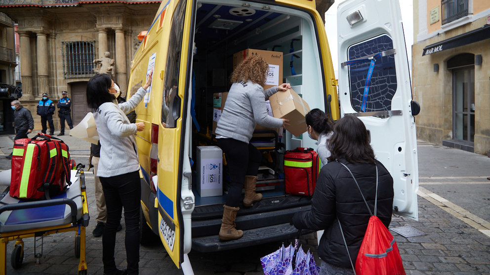 Dos ambulancias con material sanitario especializado parten con destino a Ucrania para entregarlas a dos hospitales ucranianos. IÑIGO ALZUGARAY