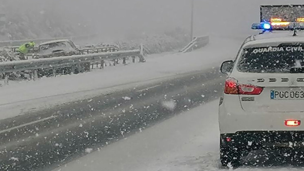 Accidente en Cizur por la nevada GUARDIA CIVIL