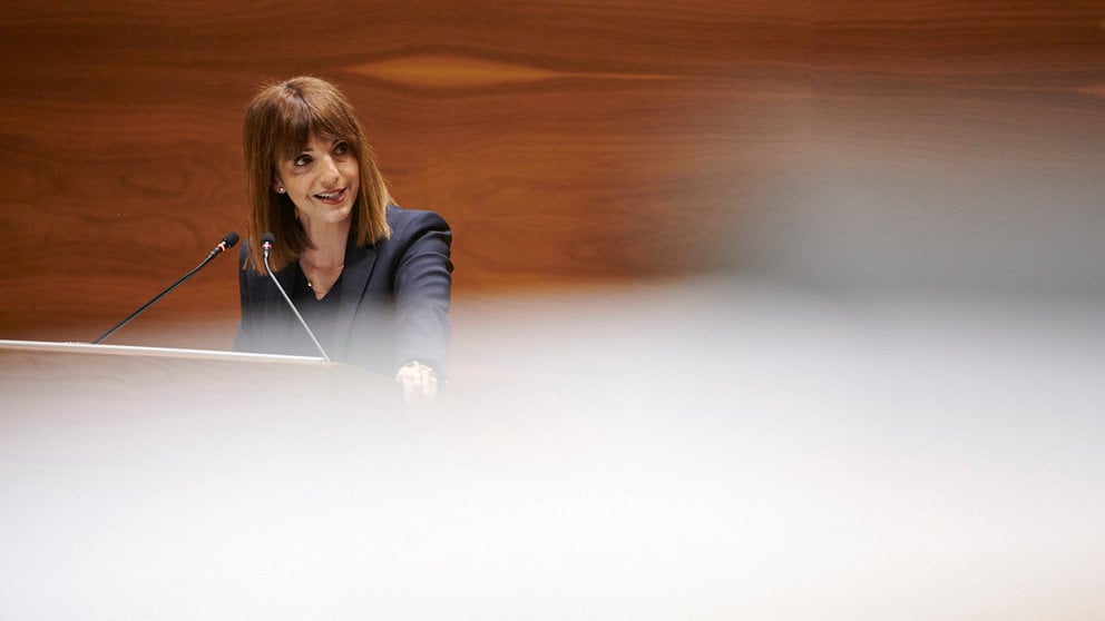 María Jesús Valdemoros interviene en el pleno del Parlamento. PABLO LASAOSA