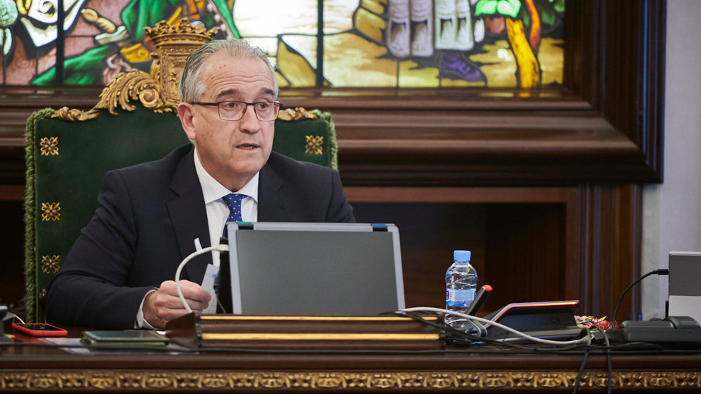 Enrique Maya, alcalde de Pamplona interviene en el pleno del Ayuntamiento. PABLO LASAOSA