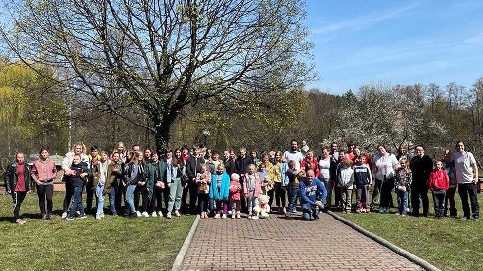 Grupo con los niños y sus familiares ucranianos que han partido desde Polonia. - CHERNOBIL ELKARTEA