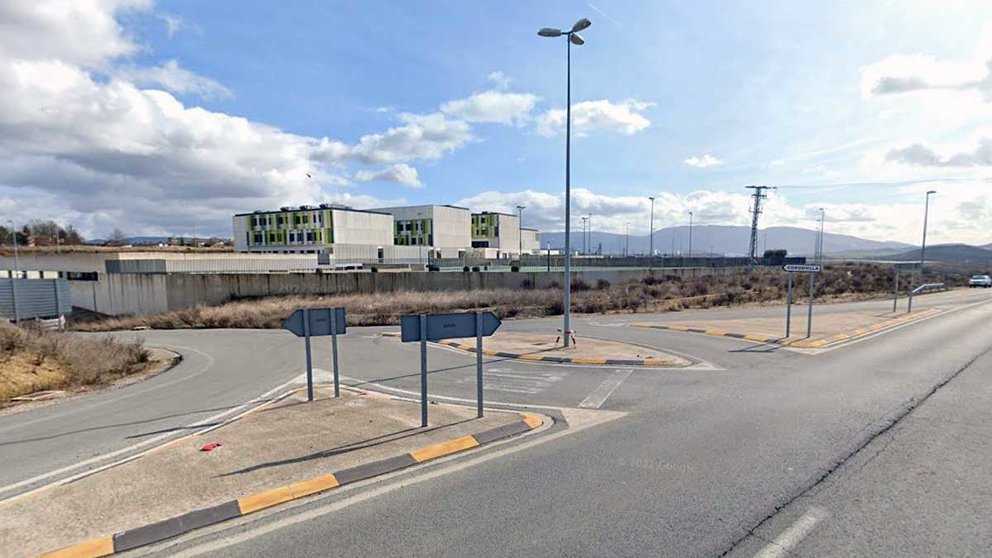 Cruce en Cordovilla en la carretera de Esquíroz, a la altura del colegio Izaga, donde se va a construir una nueva rotonda y un paso peatonal. ARCHIVO