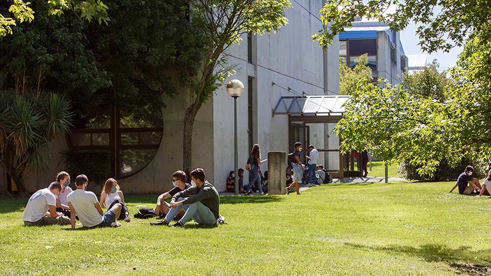 Estudiantes en el campus de la UPNA. UPNA