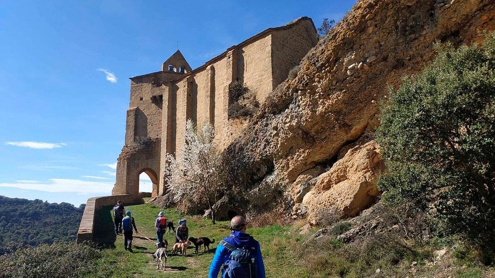 La ruta de senderismo que te llevará al despoblado más impresionante de Navarra. Foto: Las Montañas de Abril.