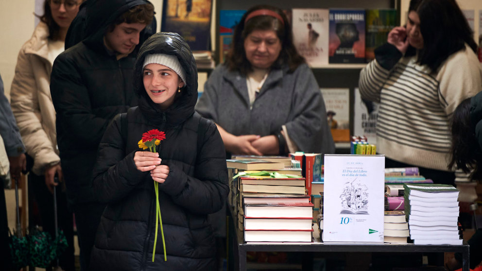 Las librerías vuelven a la calle para celebrar el Día del Libro y de la Flor en Pamplona. PABLO LASAOSA