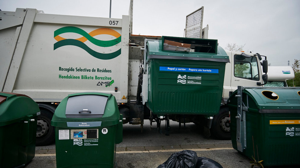 Un camión de basura vacía el contenedor de papel en una calle de Sarriguren. PABLO LASAOSA