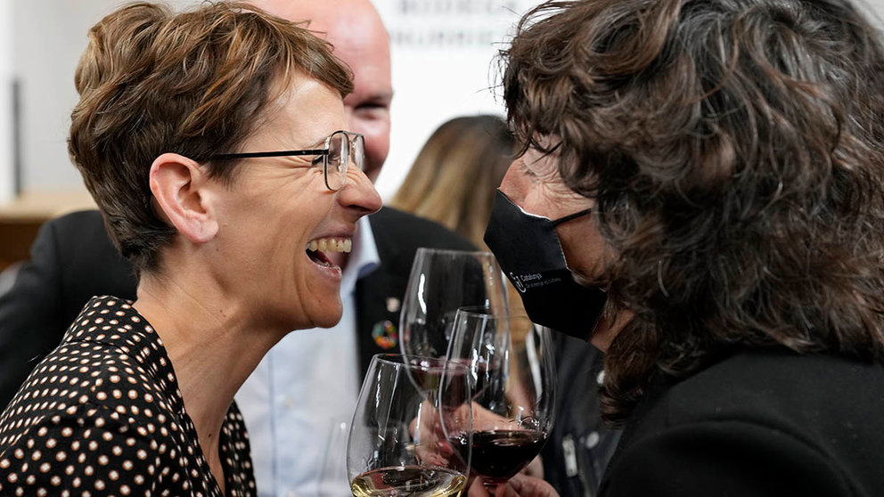 La presidenta Navarra, María Chivite brinda con una copa de vino. EFE/ Alejandro García